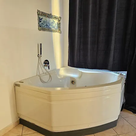 Appartamento Casa Atena, Spaziosa, Romantica Con Idromassaggio Privato