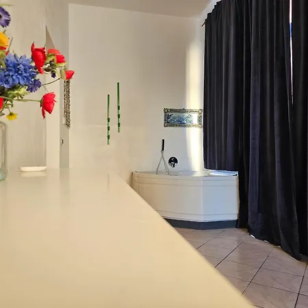 شقة Casa Atena, Spaziosa, Romantica Con Idromassaggio Privato فاراتسي