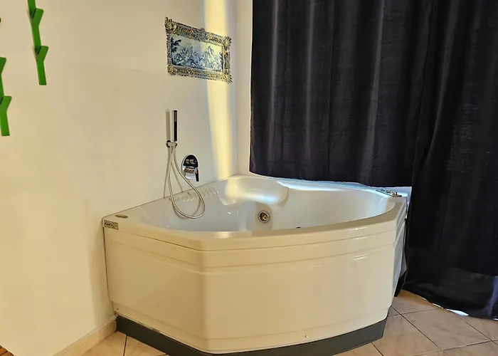 Апартаменты Casa Atena, Spaziosa, Romantica Con Idromassaggio Privato