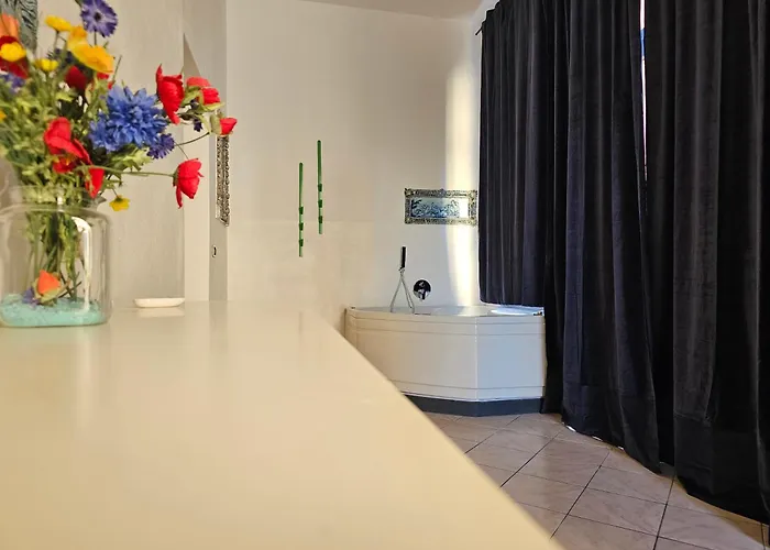 Апартаменты Casa Atena, Spaziosa, Romantica Con Idromassaggio Privato Варацце